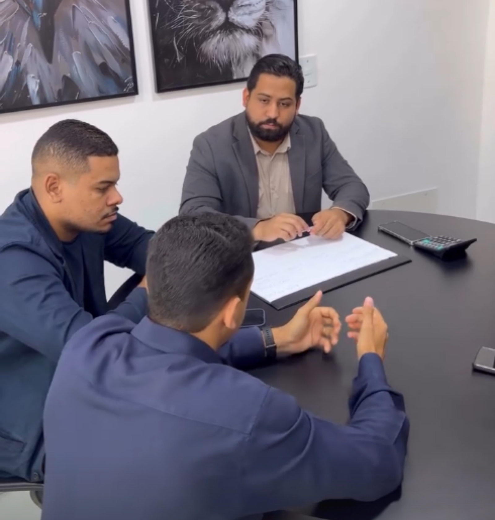 Atendimento no escritório da Brasscon Finance